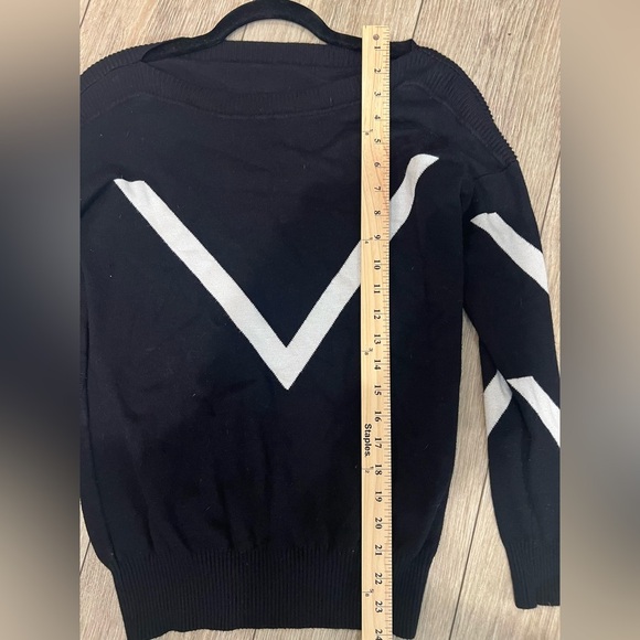 Women's Medium thick Black White Crew Neck Sweater with Bold Geometric Design - Picture 5 of 6